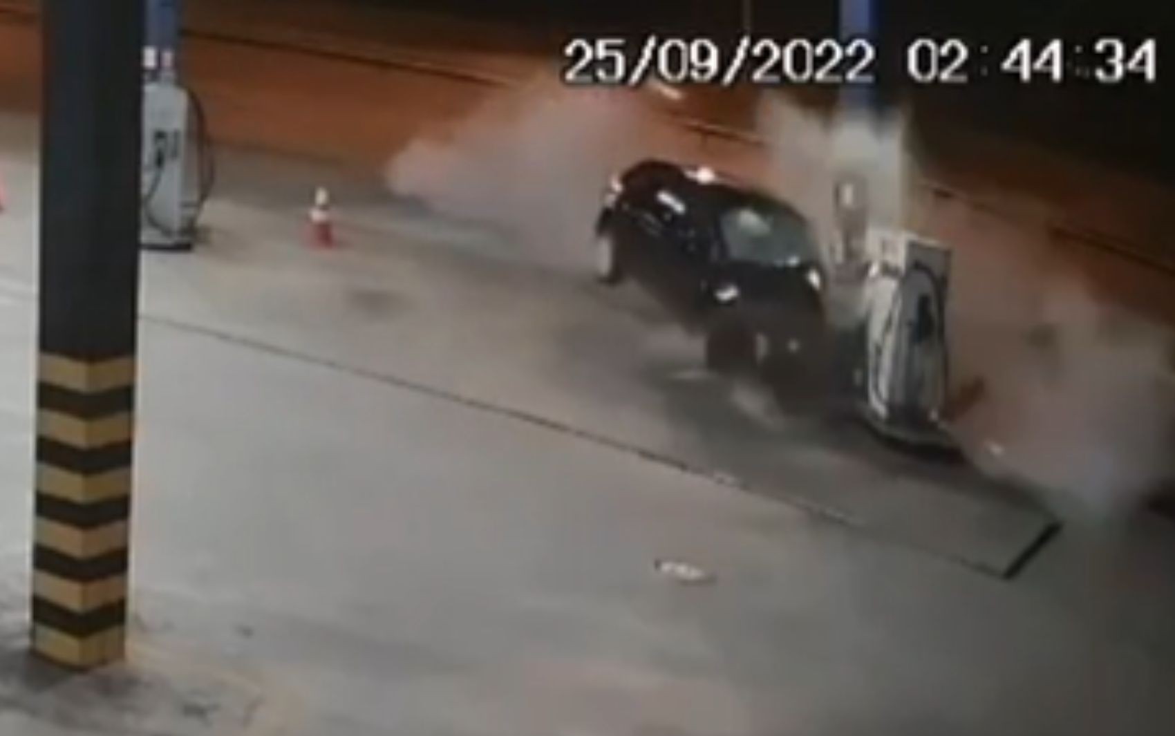 Motorista perde controle do carro e bate contra coluna de posto de combustíveis; vídeo