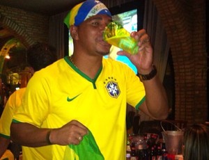 Aloísio aposta em vitória da Espanha e perde três caixas de cerveja: 