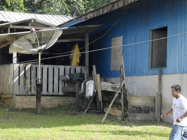 Em algumas casas, há antenas parabólicas para fcaptar sinal de TV (Foto: Abinoan Santiago/G1)