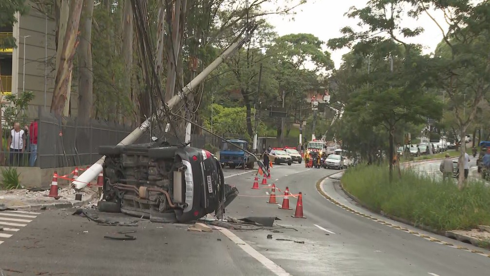 Carro bate em poste e uma pessoa morre nesta quarta (8) perto do Parque do Carmo — Foto: Reprodução TV Globo