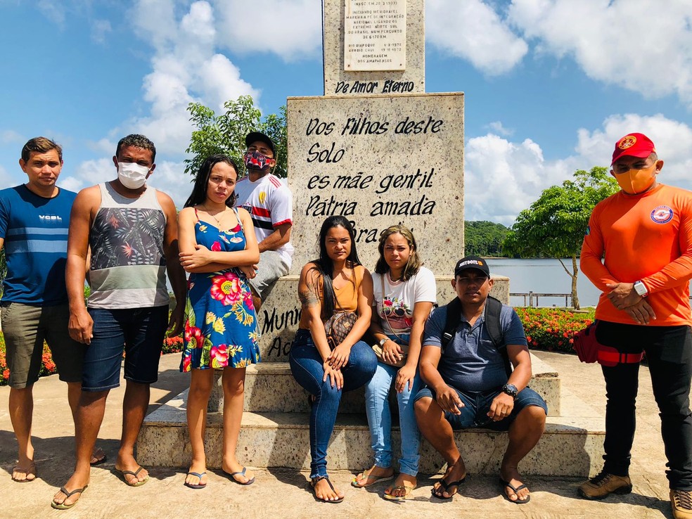 Parentes de desaparecidos do naufrágio em Oiapoque — Foto: Divulgação