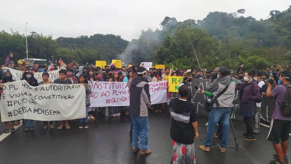 Manifestantes estavam com faixas contra a PL 490 — Foto: Divulgação/Polícia Rodoviária Federal 