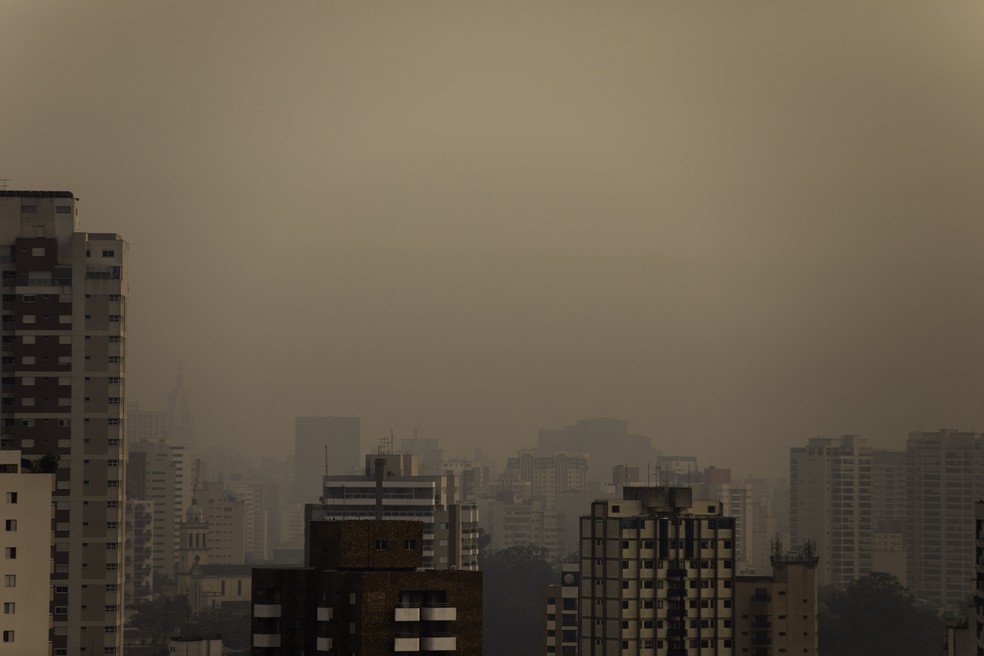 Céu amanheceu alaranjado neste sábado (19) na cidade de SP devido a concentração de poluentes de queimadas — Foto: Bruno Rocha/Estadão Conteúdo