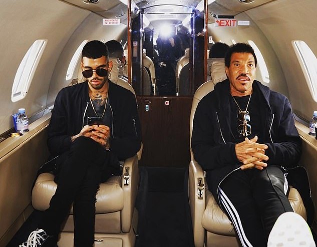 O músico Lionel Richie com o filho, o modelo Milo, durante uma viagem no avião particular do artista (Foto: Instagram)