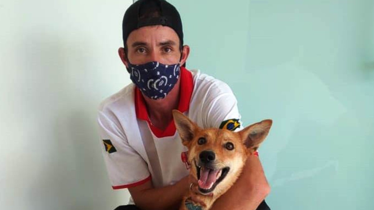 Cachorra abandonada por casal em mata de Araraquara reencontra verdadeiro tutor e volta para casa