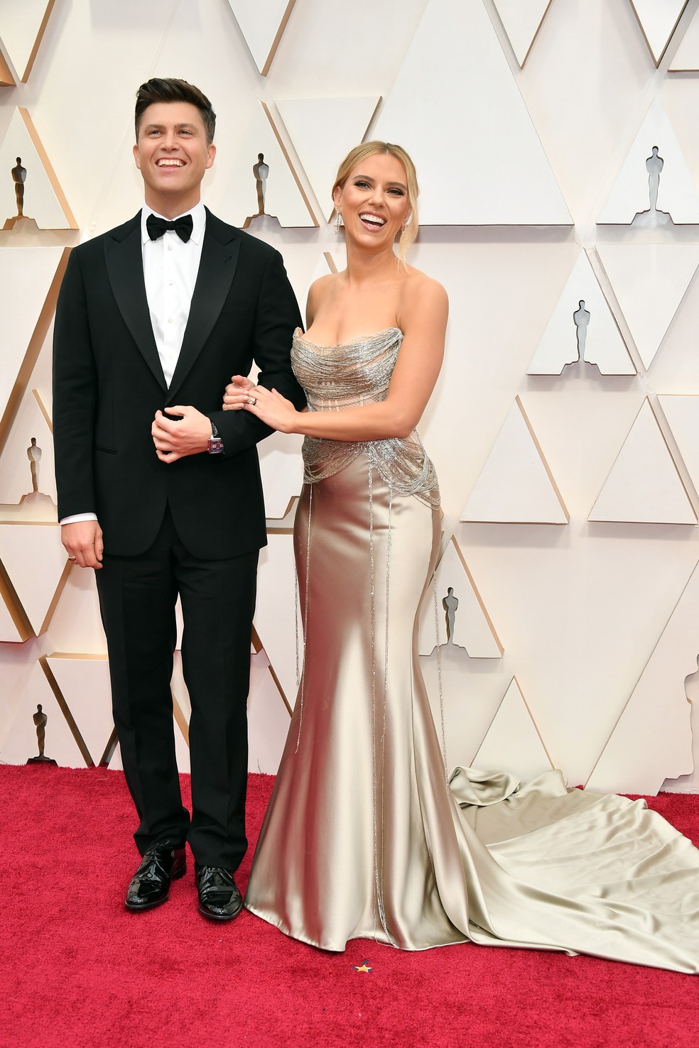 Colin Jost e Scarlett Johansson no tapete vermelho do Oscar 2020 — Foto: Amy Sussman/Getty Images North America/AFP