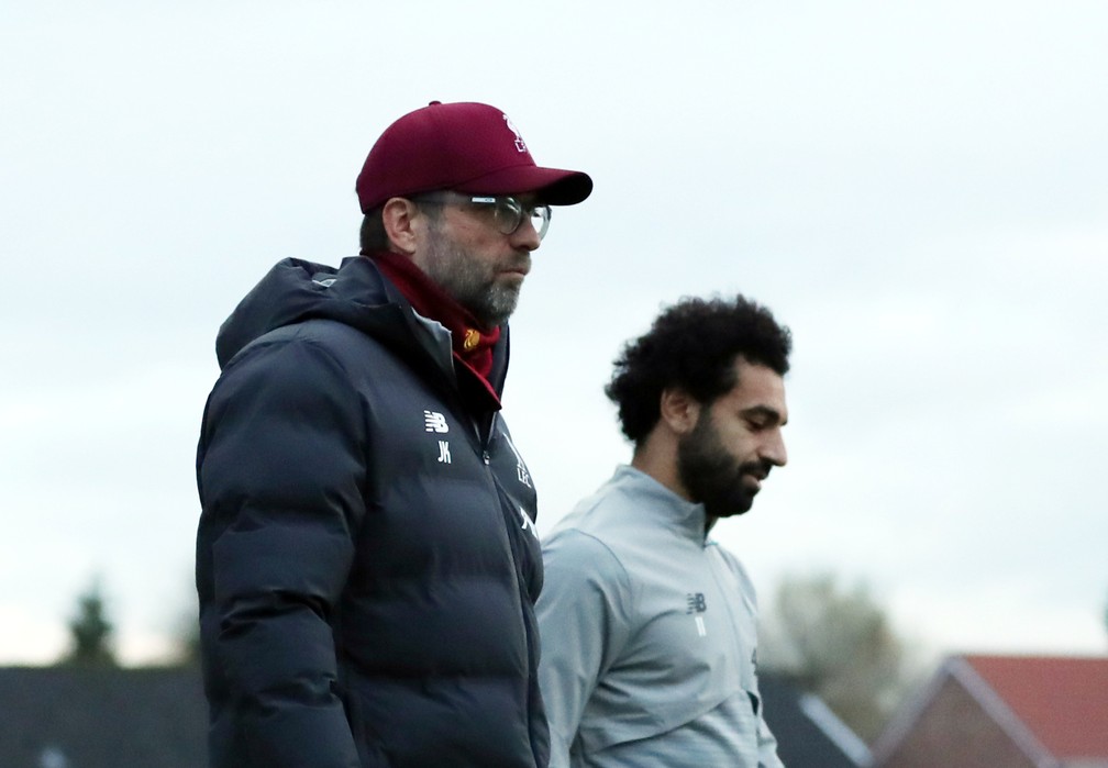 Klopp e Salah durante treino do Liverpool — Foto: Reuters/Lee Smith