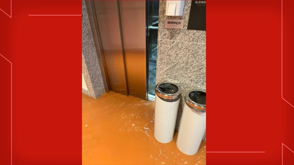 Chuva alaga garagem de prédio na quadra 104 do Noroeste, no DF — Foto: TV Globo/Reprodução