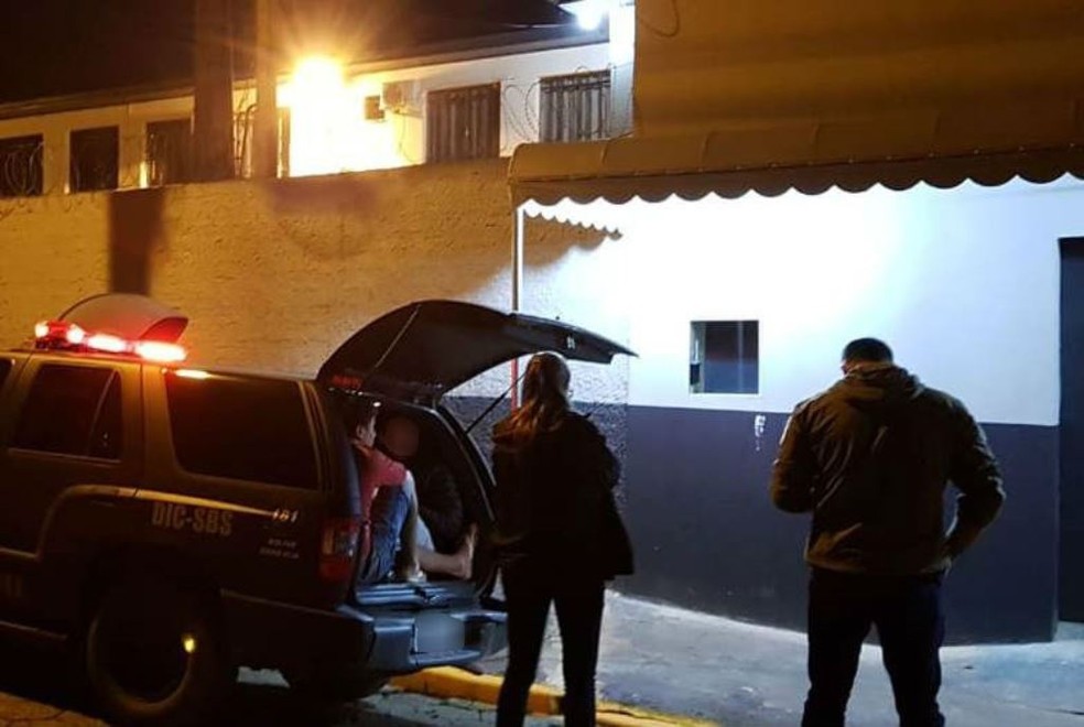 Policiais tiveram que ficar oito horas na frente do Presídio Regional de Mafra (Foto: Polícia Civil/Divulgação)