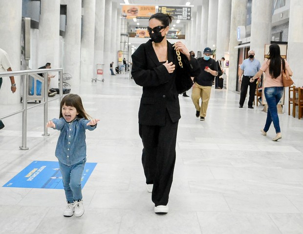 Sabrina Sato com Zoe no aeroporto Santos Dumont, no Rio (Foto: Webert Belicio/AgNews)