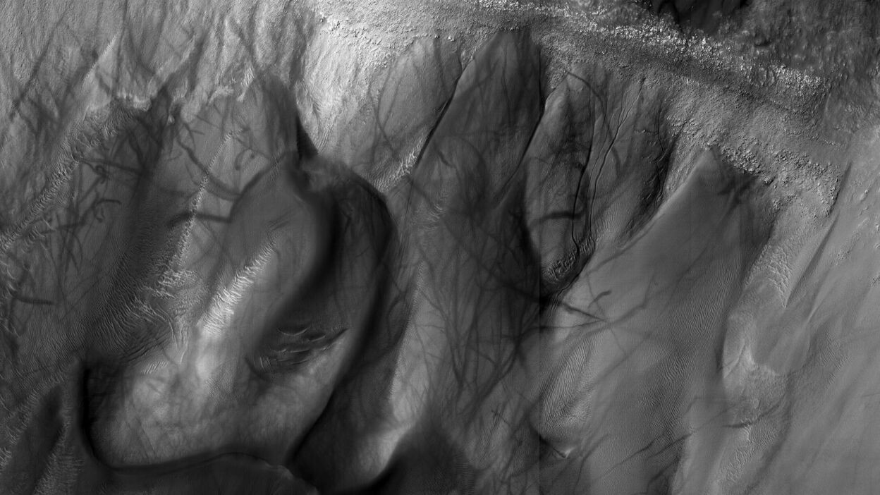 Rastros de demônio de poeira em uma cratera marciana (Foto: NASA/JPL-Caltech)