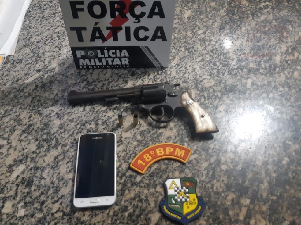 Arma apreendida com o marido â Foto: PolÃ­cia Militar de Mato Grosso/Assessoria