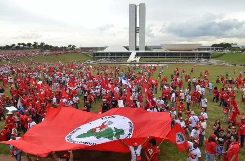 Militantes do MST se manifestam a favor da reforma agrária em Brasília, em 2014, durante o governo Dilma Rousseff (PT) (Foto: JOSÉ CRUZ/AGÊNCIA BRASIL via BBC)