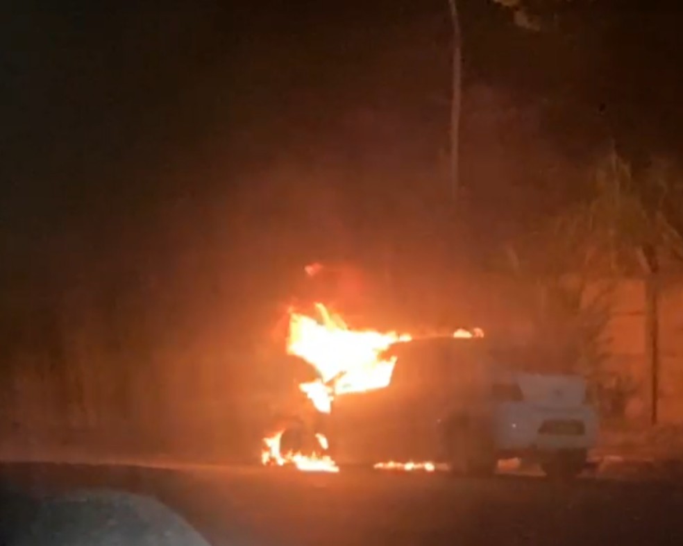 Carro pega fogo na Avenida Paralela, em Salvador — Foto: Camila Oliveira/TV Bahia