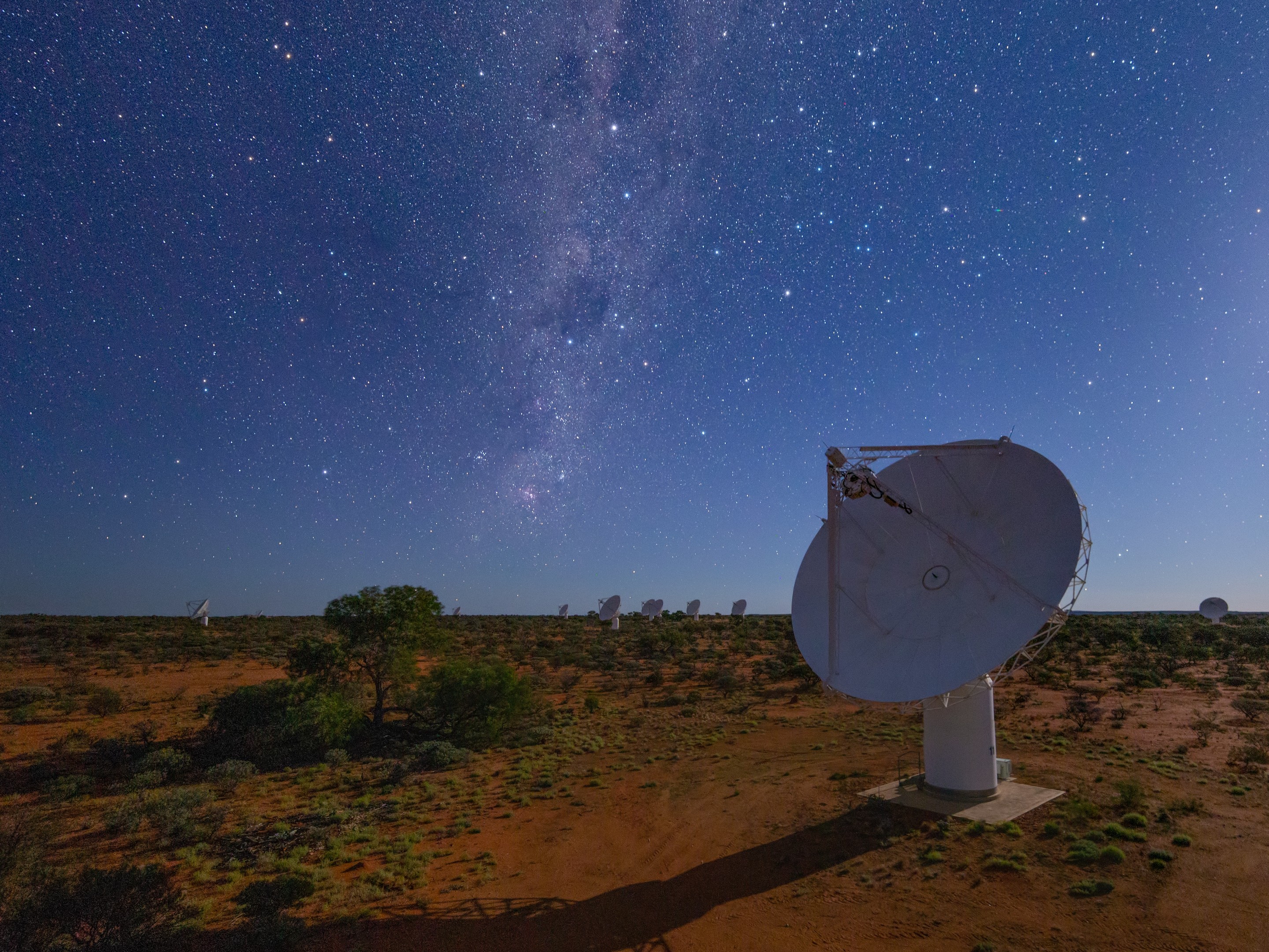 O radiotelescópio ASKAP no Observatório de Radioastronomia Murchison na Austrália Ocidental. (Foto: Alex Cherney/CSIRO)