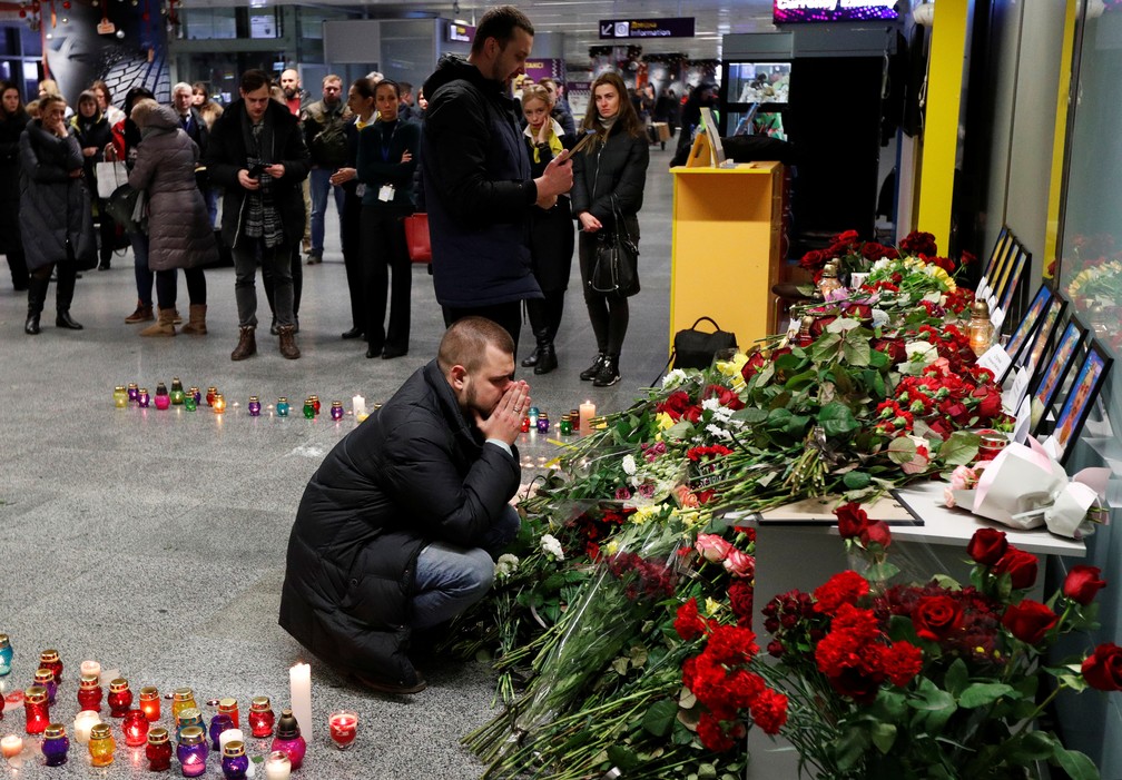 Parentes dos membros da tripulação choram em memorial montado no aeroporto de Kiev, na Ucrânia, nesta quarta-feira (8). — Foto: Valentyn Ogirenko/Reuters