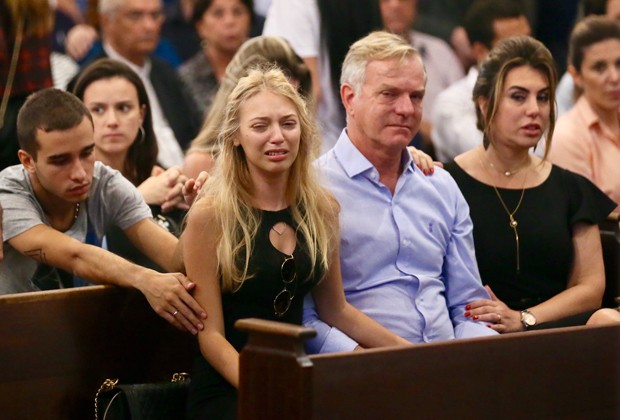 Isabelle é consolada por amigos e familiares durante missa de sétimo dia de Carolina Bittencourt (Foto: Manuela Scarpa/Brazil News) Isabelle é consolada por amigos e familiares durante missa de sétimo dia de Carolina Bittencourt (Foto: Manuela Scarpa/Brazil News)