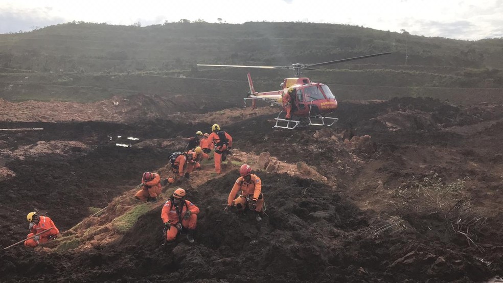 Equipes dos bombeiros, na época do desastre, trabalhando no resgate após desastre em Brumadinho — Foto: Reprodução/Corpo de Bombeiros 