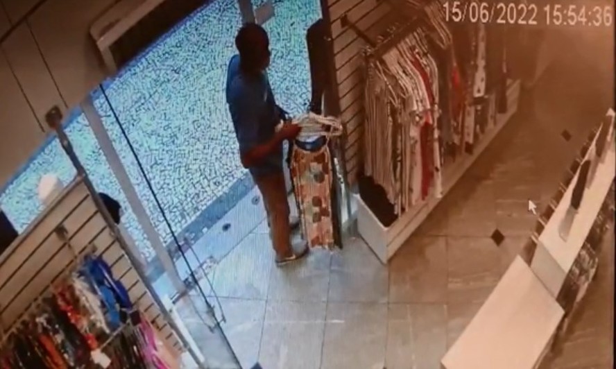 Vídeo flagrou furto em uma loja de Copacabana