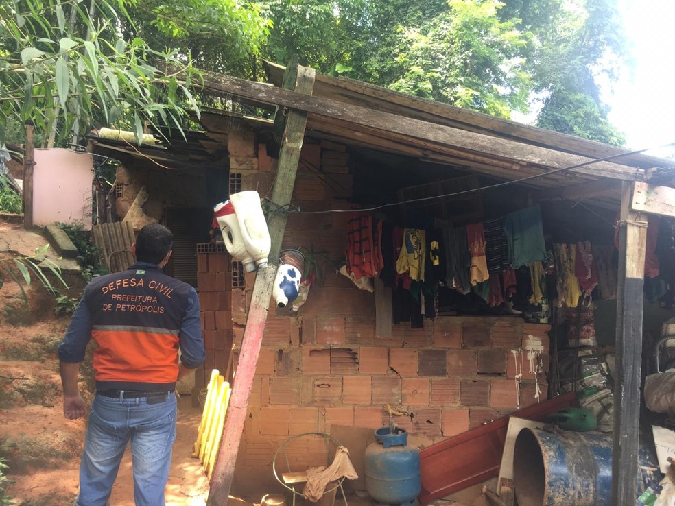 Equipes do Corpo de Bombeiros e Defesa Civil de Petrópolis, RJ, vistoriaram o local onde deslizamento aconteceu. — Foto: Defesa Civil de Petrópolis