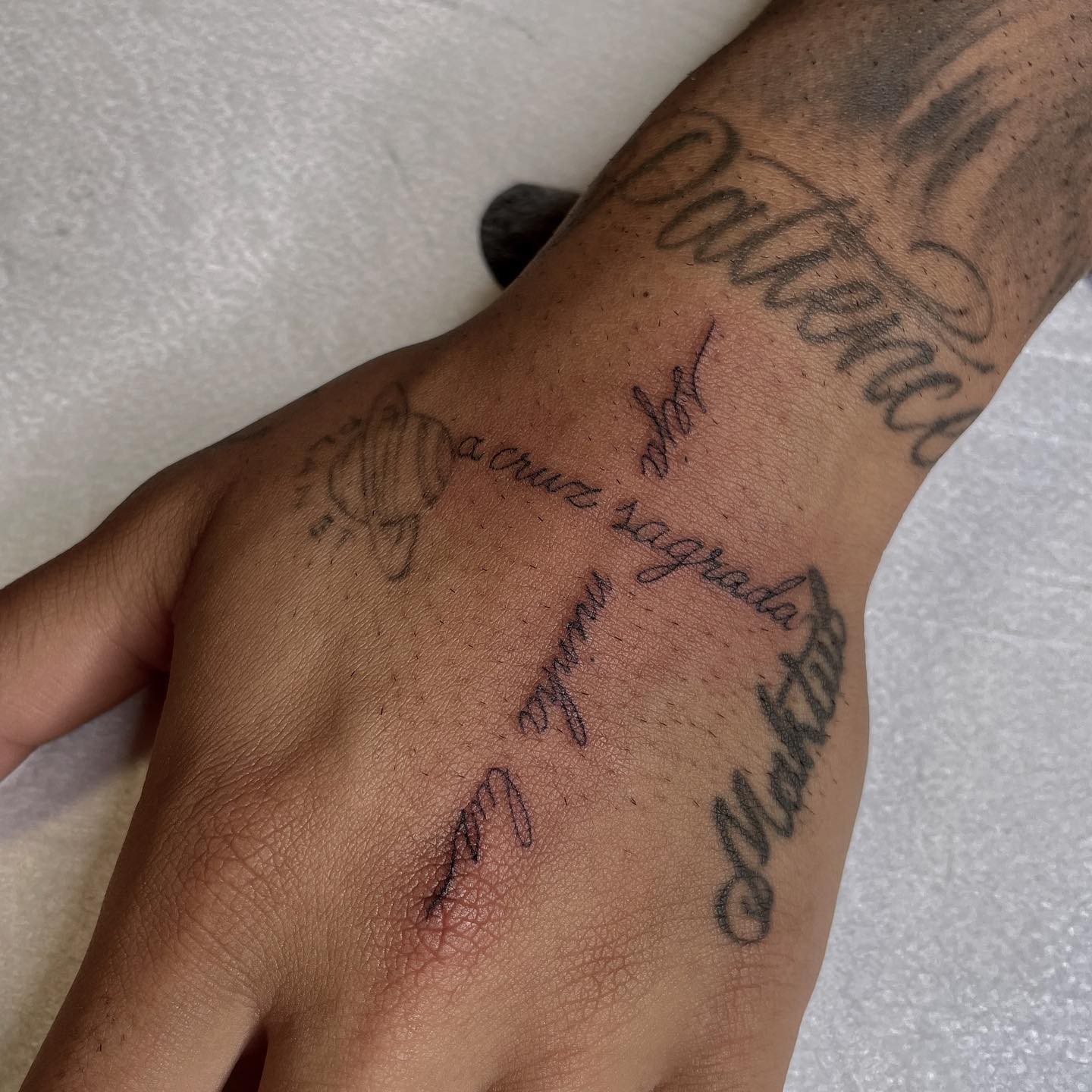 Gabigol faz tatuagem na mão (Foto: reprodução/instagram)