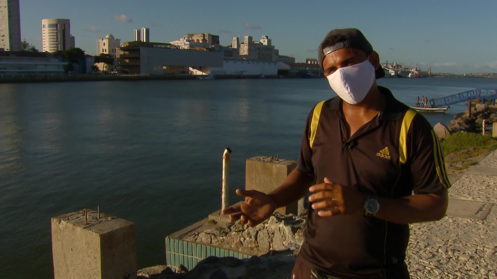 Barqueiro há seis anos, Deivson Vasconcelos herdou a profissão do avô e lamentou os saques das obras do Parque das Esculturas, no Recife — Foto: Reprodução/TV Globo