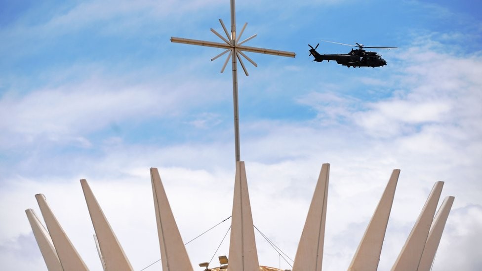 Helicóptero faz treinamento para segurança da posse, em Brasília; esquema de segurança para evento é rigoroso (Foto: Getty Images via BBC News)