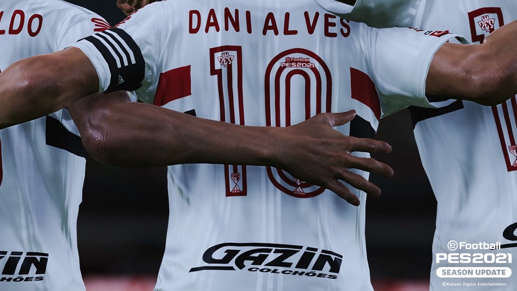 Detalhe do uniforme de Daniel Alves — Foto: Divulgação/Konami