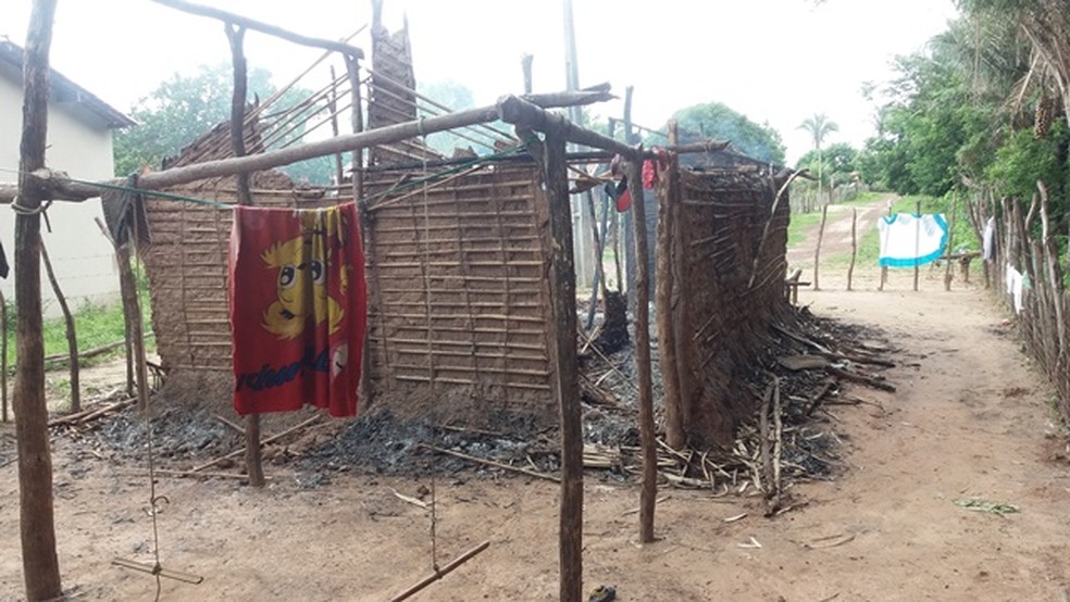 Mãe e quatro filhos foram resgatados por vizinhos de dentro da casa em chamas, em José de Freitas - Piauí — Foto: Portal Saraiva Repórter