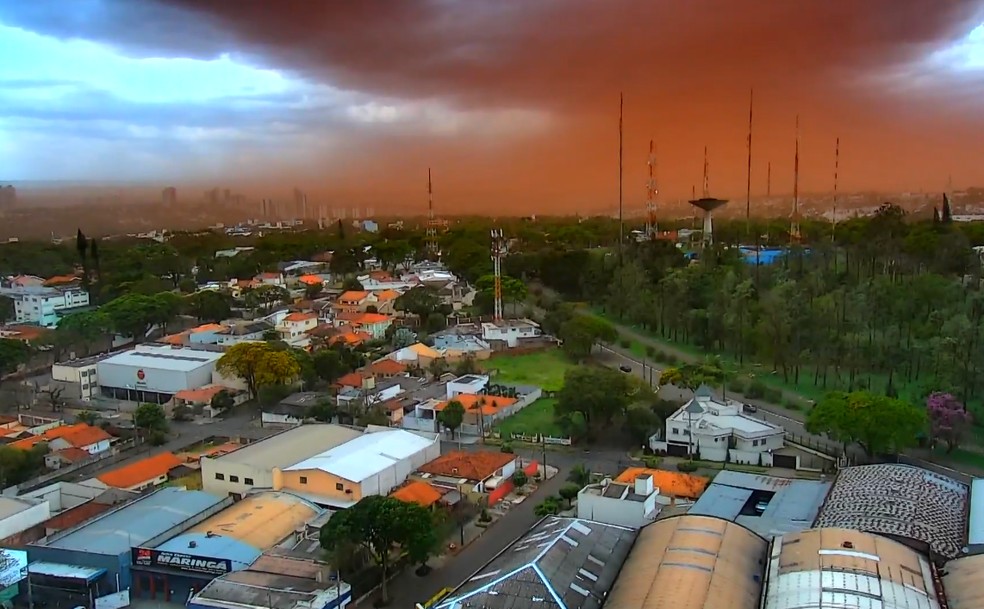 Tempestade de poeira atinge Maringá — Foto: reprodução/RPC