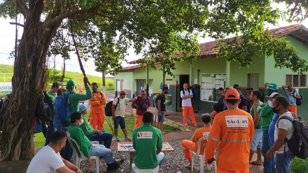 Sem acordo com empresa, agentes de limpeza de São Luís paralisaram as atividades por tempo indeterminado — Foto: Divulgação/SEEAC-SLZ