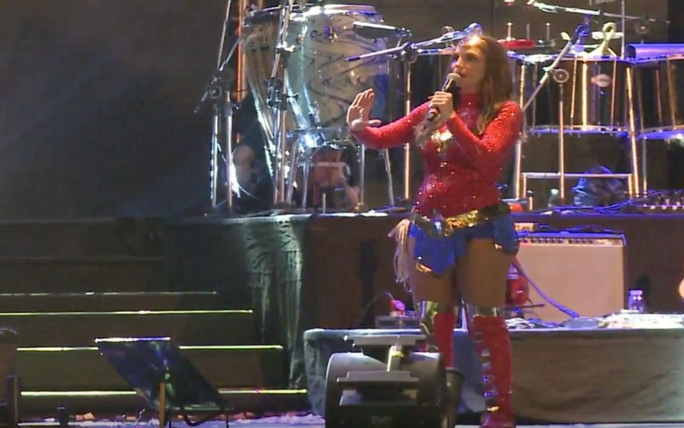 Momento em que Ivete Sangalo para o show após o desabamento do camarote. (Foto: Aplicativo/Tv Sergipe)