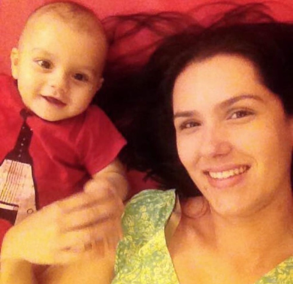 Virna e o filho no início do tratamento, aos 4 meses de vida. — Foto: Arquivo pessoal