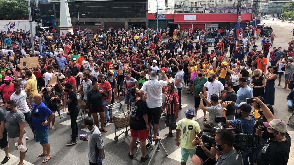 Manifestação no Centro de Manaus contra fechamento do comércio. — Foto: Paulo Paixão/Rede Amazônica