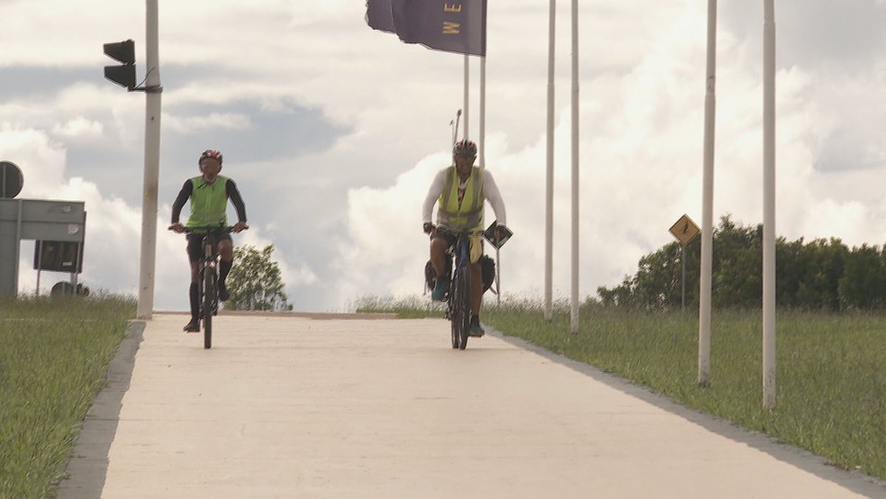 Educadores pedalam mais de 2 mil quilômetros até Brasília para posse de Lula e Alckmin