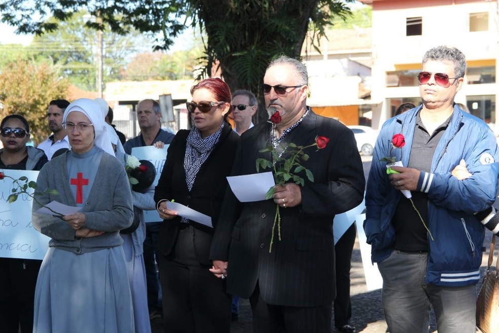 Os pais da obstetriz Nelly, amigos e colegas de trabalho fizeram manifestação em Conchal (Foto: Fabio Rodrigues/G1)