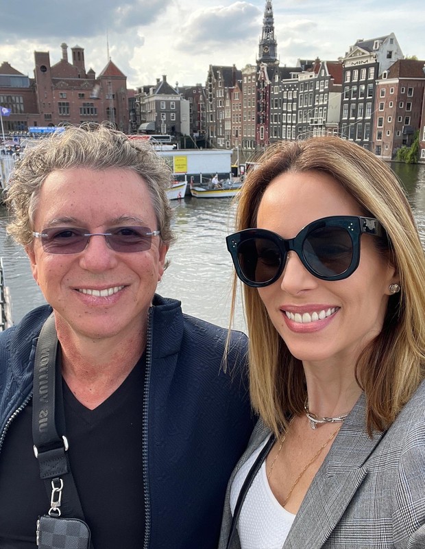 Ana Furtado e Boninho em Amsterdam (Foto: Reprodução/Twitter)