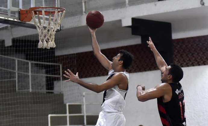 Motor de virada, Hélio festeja, mas lamenta falta de torcida: Péssimo