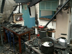 Cozinha da escola ficou praticamente destruída pelas chamas (Foto: Reprodução/RBS TV)