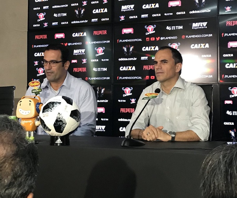 Lomba e Caetano conversam com a imprensa na reapresentação do Fla (Foto: Cahê Mota/GloboEsporte.com)