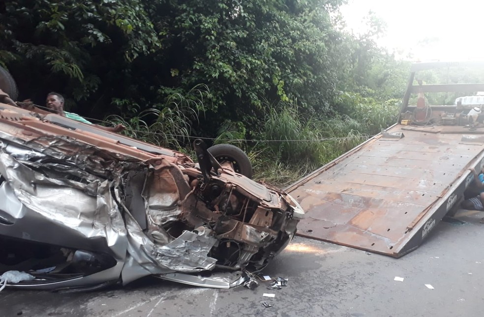 Carro capotou na pista após colisão frontal — Foto: Divulgação