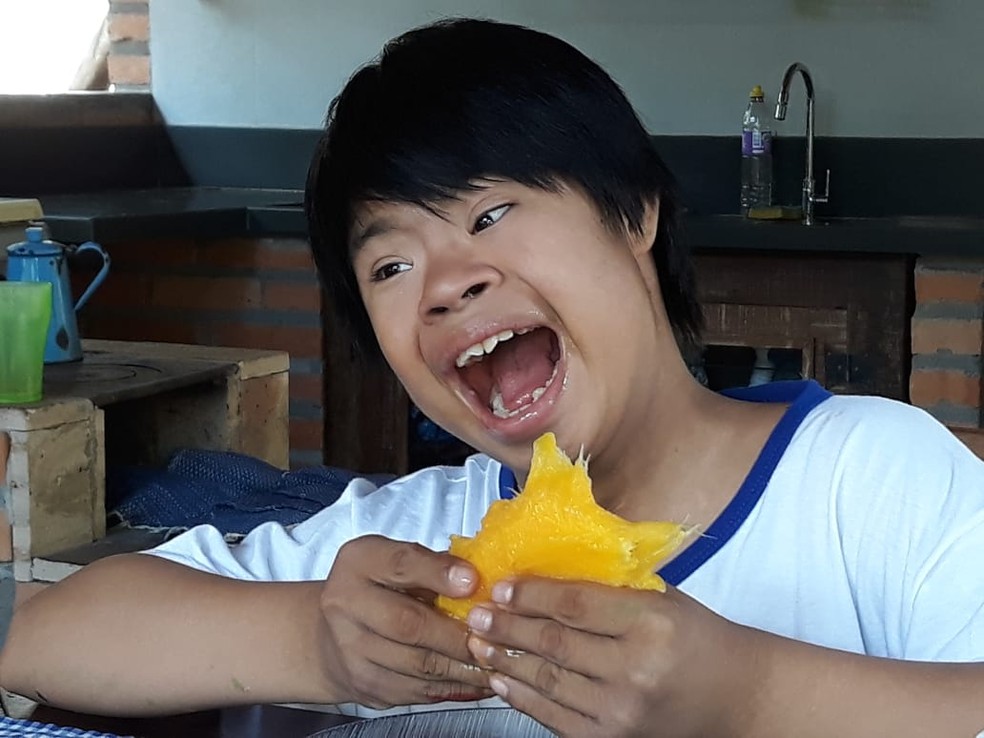 AntÃ´nio estÃ¡ com 12 anos de idade e vive em CuiabÃ¡ com a famÃ­lia â Foto: Beatriz Mello/ Arquivo pessoal