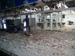 Explosão caixa eletrônico Patos de Minas Banco Mercantil (Foto: Paulo Barbosa/G1)