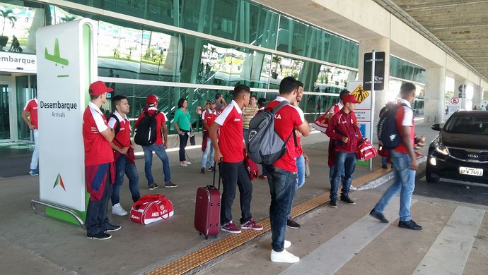 Desembarque do América-RN (Foto: Jocaff Souza/GloboEsporte.com)