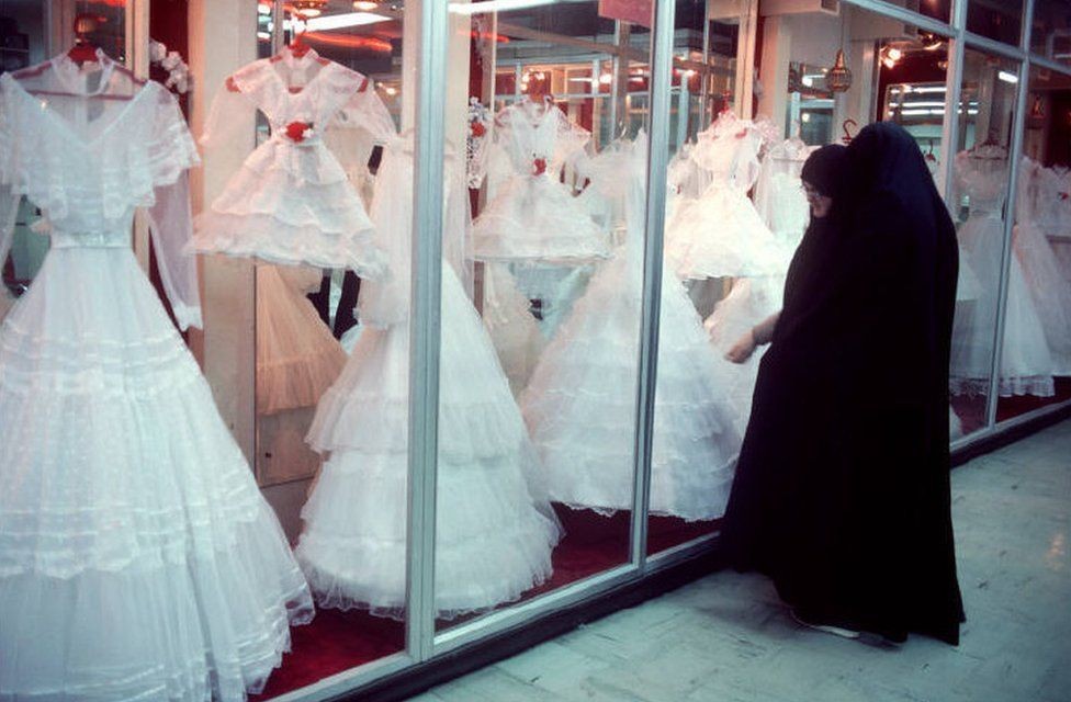 Vestido de casamento em shopping de Teerã em 1986 (Foto: JEAN GAUMY / MAGNUM PHOTOS via BBC)