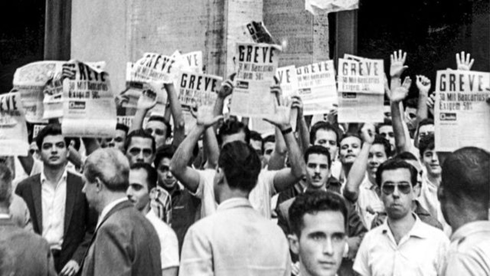Manifestação de bancários grevistas no Rio de Janeiro, em 1961 — Foto: MEMORIAL DA DEMOCRACIA