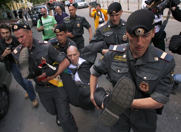 Ativista dos direitos LGBT é detido por policiais (Foto: Maxim Shemetov/Reuters)