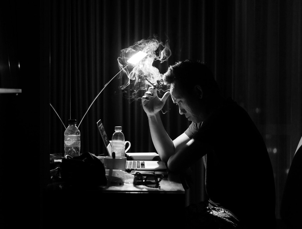 O cigarro comum contém mais substâncias tóxicas que o eletrônico, mas o eletrônico pode ter altos níveis de nicotina — Foto: Ali Yahya/Unsplash