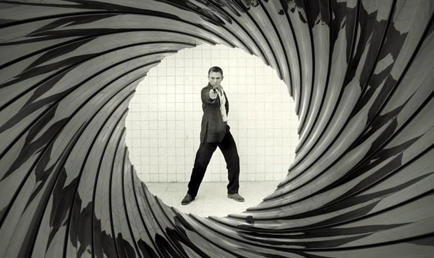 Daniel Craig na pele de James Bond na clássica abertura da franquia (Foto: Divulgação)