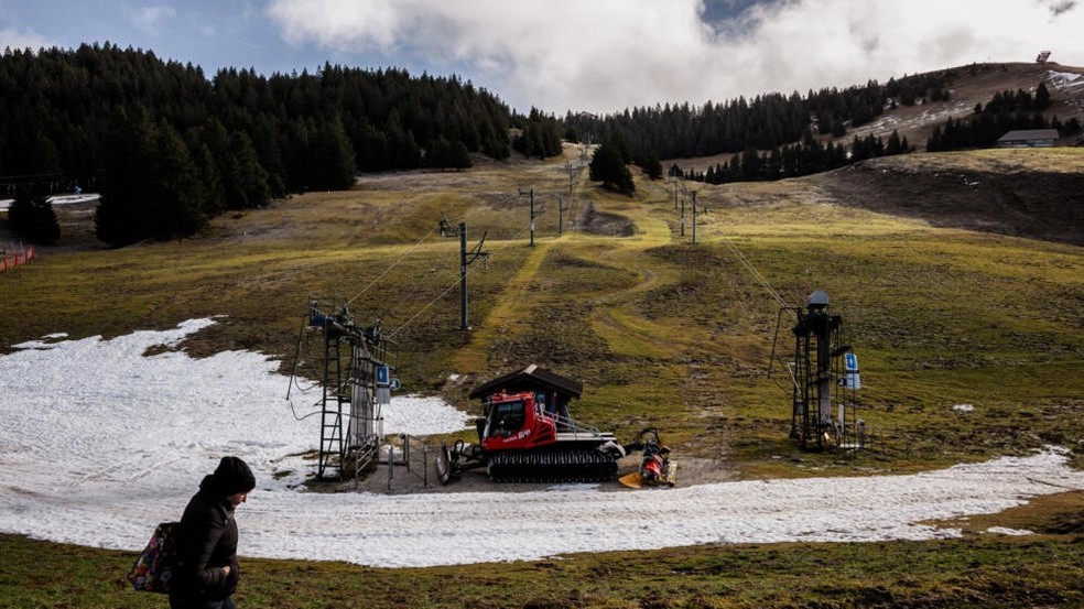 Teleférico parado na estação de esqui Le Semnoz, perto de Annecy, em 27 de dezembro de 2022, uma das estações fechadas pela falta de neve — Foto: AFP - JEFF PACHOUD